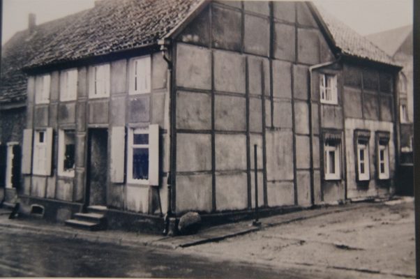 15. März 1952: Gründung des Fachgeschäftes für Uhren – Schmuck – Optik durch Leopold Lampen an der Elmstr. 4