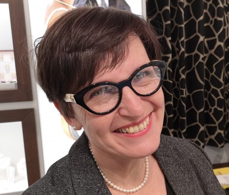 ANNETTE LAMPEN trägt selbst eine Gucci Brille