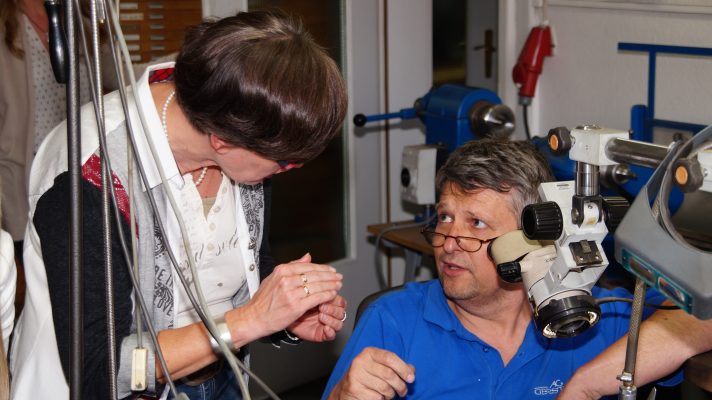 Die Trauringherstellung durch Goldschmiede ist nicht nur diffiziele Handarbeit, sondern erfolgt großenteils unter Lupen