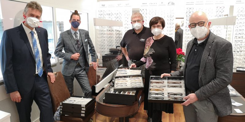 Brillenfassungen von Lunor: nachhaltig in Handarbeit hergestellt, Klassiker modern interpretiert, puristisch, kompromisslose Manufaktur-Qualität. Hier Kollektionsvorlage im Geschäft