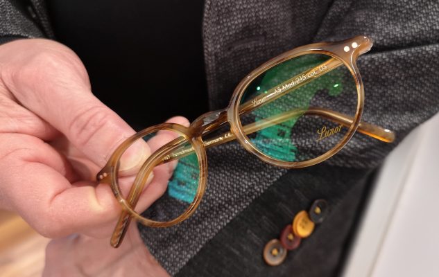 Brillenfassungen von Lunor: nachhaltig in Handarbeit hergestellt, Klassiker modern interpretiert, puristisch, kompromisslose Manufaktur-Qualität. Hier Kollektionsvorlage im Geschäft