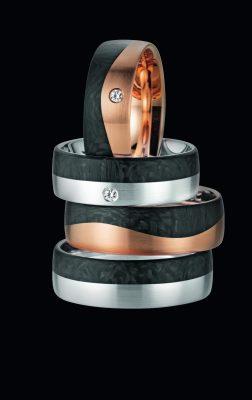 Trauringe Rotgold mit Carbon von der Trauring Manufaktur Linder