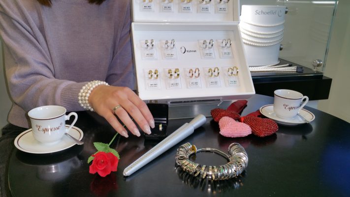 Annette Lampen berät Sie in gemütlicher Atmosphäre beim Trauringkauf