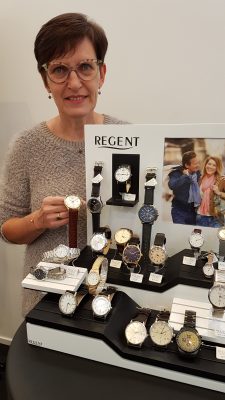 Annette Lampen präsentiert Uhren von Regent