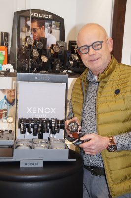 Hans-Jörg Richter zeigt eine Auswahl an Herrnschmuck und Uhren