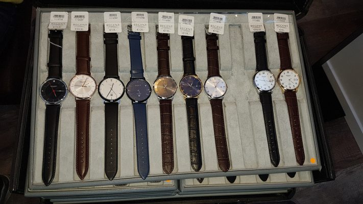 Annette Lampen präsentiert Uhren von Regent