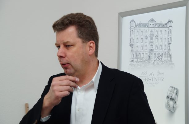 Annette Lampen mit Eberhard Auerbach-Fröhling, Geschäftsführer der August Gerstner Ringfabrik, Pforzheim