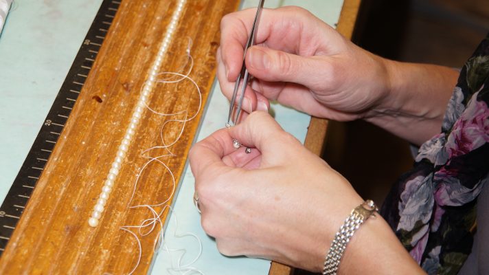 Annette Lampen zieht Akoya Perlenkette auf