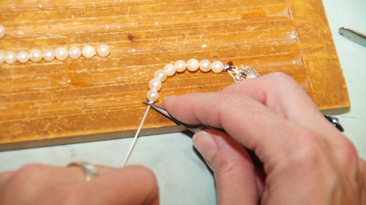 Annette Lampen zieht Akoya Perlenkette auf