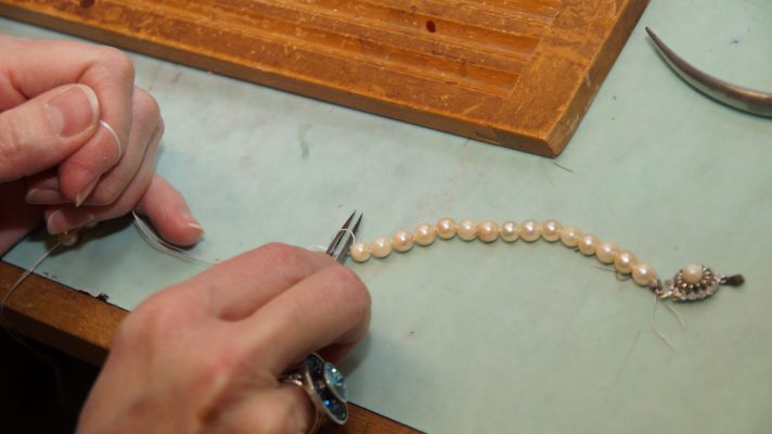 Annette Lampen zieht Akoya Perlenkette auf