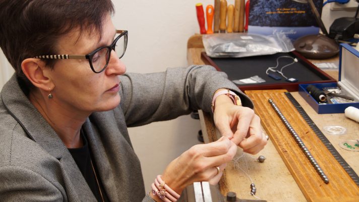 Annette Lampen zieht Tahiti Perlenkette auf