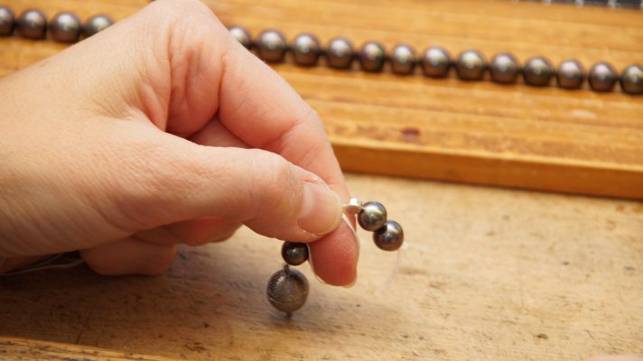 Annette Lampen zieht Tahiti Perlenkette auf