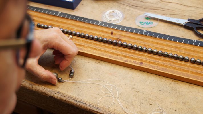 Annette Lampen zieht Tahiti Perlenkette auf