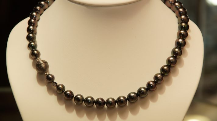 Annette Lampen zieht Tahiti Perlenkette auf