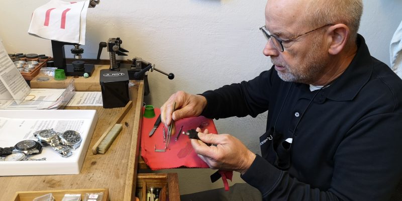Hans-Jörg Richter beim Reparieren von Uhren