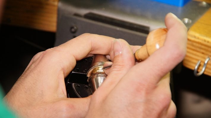 Handwerkskunst bei der Trauringmanufaktur Kühnel, Pforzheim