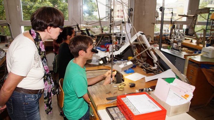Handwerkskunst bei der Trauringmanufaktur Kühnel, Pforzheim