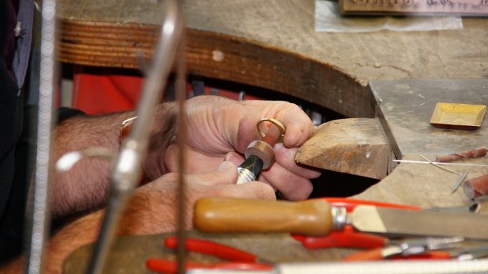 Goldschmiede bearbeiten die Trauringe bei Kühnel