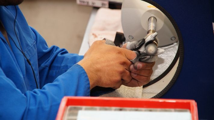 Polieren der Trauringe