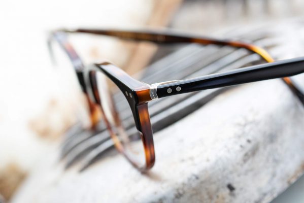 Charakteristisch für die Acetatlinien ist das Lunor Nietscharnier. Eines der wenigen funktionalen und dadurch langlebigen Doppelnietscharniere am Markt.