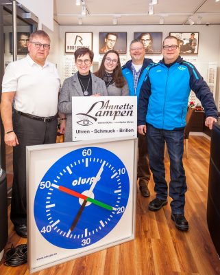 Spendenübergabe Stoppuhr Übergabe Annette Lampen an DLRG