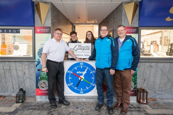 Spendenübergabe Stoppuhr Übergabe Annette Lampen an DLRG