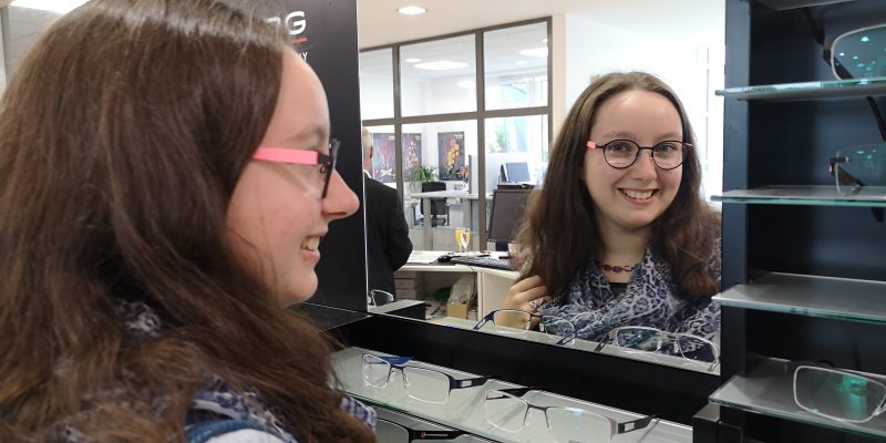 Franziska Lampen mit eye:max Brille von Koberg + Tente in der Firmenzentrale in Münster mit den Geschäftsführern Heiner und Frank Tente