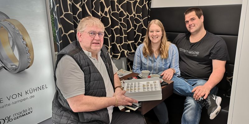 Trauringberatung in unserer HochzeitsLounge by Annette Lampen durch Helmut Schäfer-Lampen