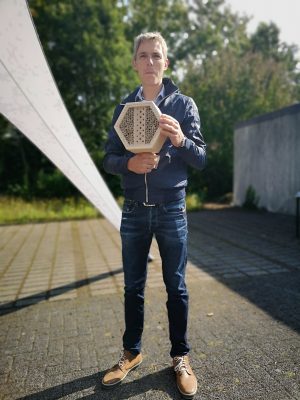 Frank Tente präsentiert ein Insektenhotel, das von Koberg & Tente betrieben wird