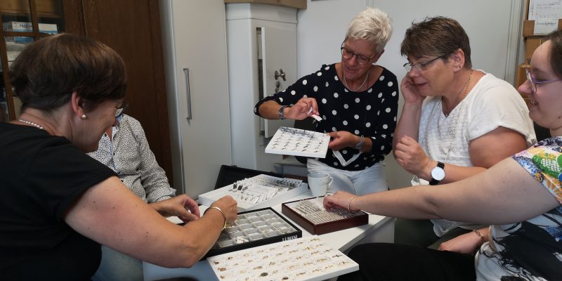 Aussuchen von Gold- und Silber-Schmuck beim Großhändler WBL aus Ahlen