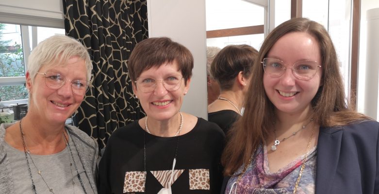 Maritrud Richter, Annette und Franziska Lampen mit GigiStudios Brillen