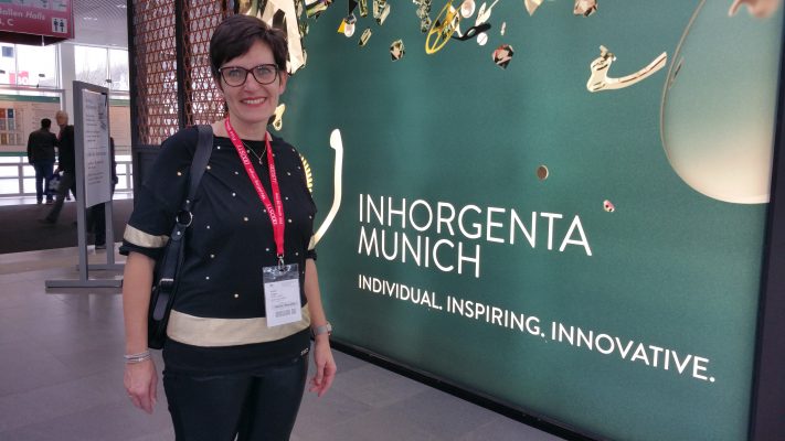 Wir suchen ständig auf Messen - wie hier die INHORGENTA Schmuck-Messe in München - um den Modetrends entsprechende Neuheiten zu ordern.