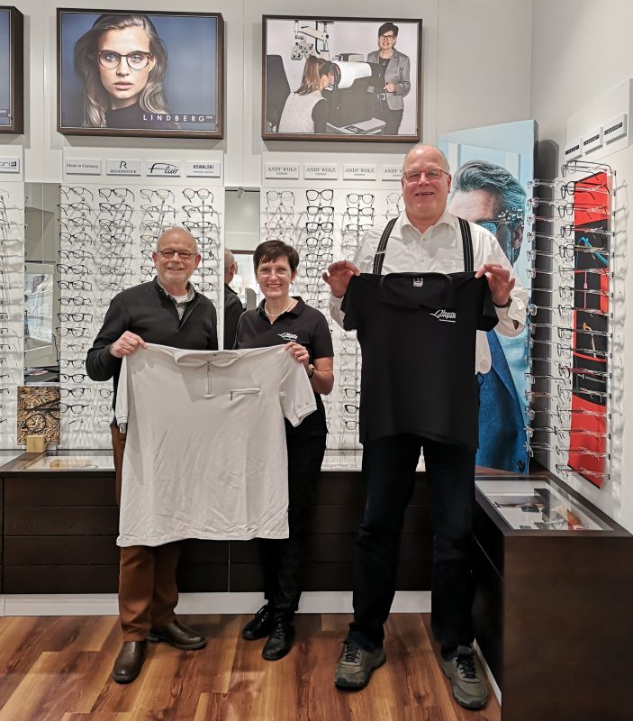 Maßgefertigte Brillengläser berücksichtigen die Größe und Form der Augen. Hier unser Kunde Jürgen Künne, 206 cm groß