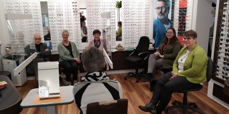 Inhouse-Schulung „Brillen- und Schmuckberatung mit System“ bei Annette Lampen - Juwelier & Augenoptik in Ennigerloh mit der Wirkungsexpertin Petra Waldminghaus, Hans-Jörg und Maritrud Richter, Annette und Franziska Lampen sowie Nori Zühlke