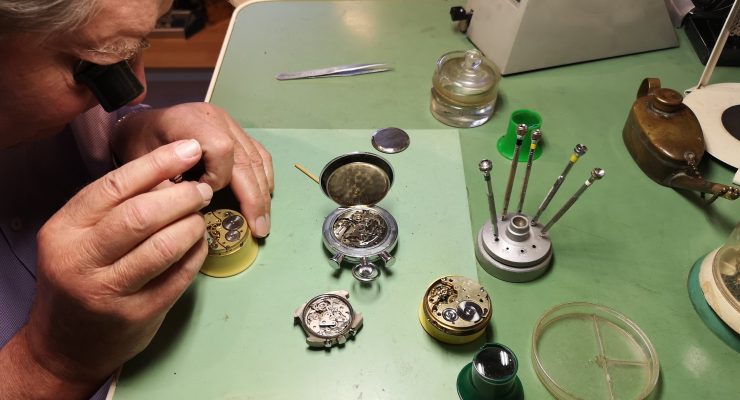 Uhrenreparatur durch unseren Uhrmachermeister bei Annette Lampen Juwelier & Augenoptik