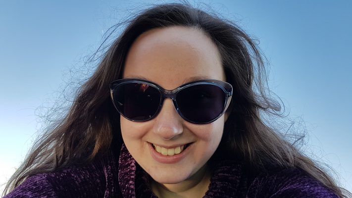 Franziska Lampen trägt ihre Rodenstock-Sonnenbrille an der Nordsee