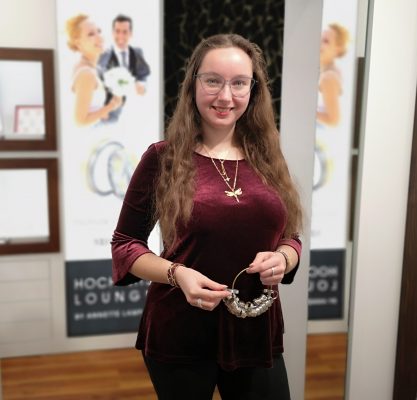 Franziska Lampen mit Ringmaß zur Ermittlung der Ringgröße