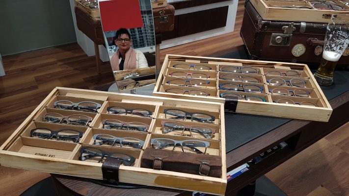 Annette Lampen Kowalski Brillen aus Naturmaterialien wie Holz, Stein, Kork, Jeansstoff, Schiefer, Leder