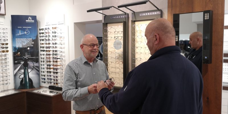 Fassungsberatung durch Hans-Jörg Richter bei Annette Lampen- Juwelier & Augenoptik