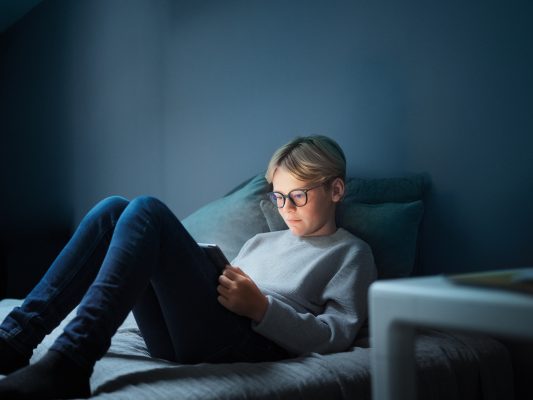 Durch diese neuen Verhaltensweisen entwickeln immer mehr Kinder Myopie, landläufig Kurzsichtigkeit genannt.