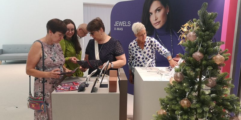 Aussuchen des LEONARDO-Schmucks im Sommer bei der Hausmesse in Bad Driburg für das Weihnachtsangebot