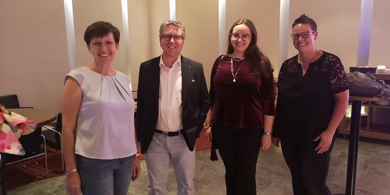 Annette und Franziska Lampen mit Mitarbeiterin Svenja Bunse treffen den Vorsitzenden der Augenoptiker-Innung Westfalen, Diethard Pankatz