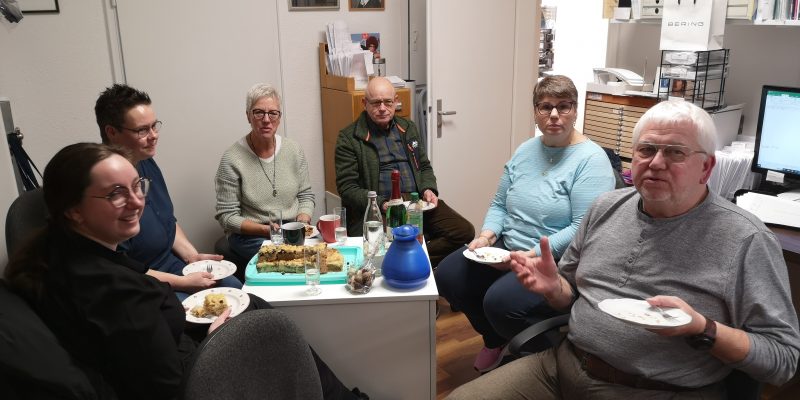 Kuchen essen bei Annette Lampen - Juwelier & Augenoptik