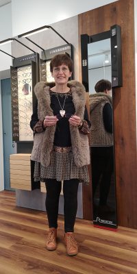 Annette Lampen vor dem Video-Zentriersystem Impressionist von Rodenstock