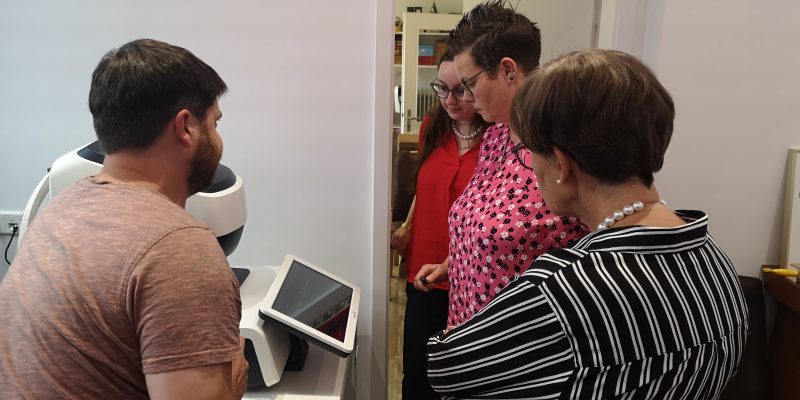 Svenja Bunse bei der Einweisung in den DNEye-Scanner 3 durch einen Rodenstock-Spezialisten