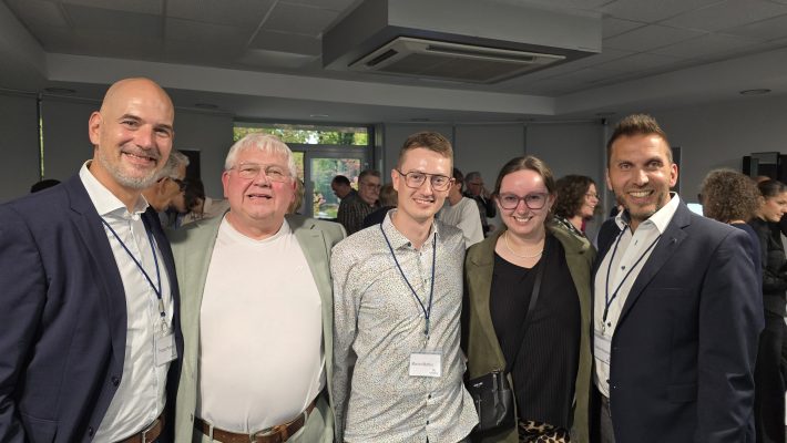 Einige unserer wichtigsten Ansprechpartner treffen wir immer wieder, wie hier in der Vertriebsdirektion West in Düsseldorf. V. l. n .r. Thomas Pfanner, Vertriebsleiter Deutschland/Österreich, Helmut Schäfer-Lampen, Marian Wohler, Vertriebsrepräsentant Glas, Franziska Lampen, Stefan Hünerbein, Vertriebsleiter West