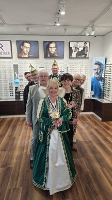 Annette Lampen Team und Dreigestirn Ennigerloher Drubbelnarren stehen hzusammen