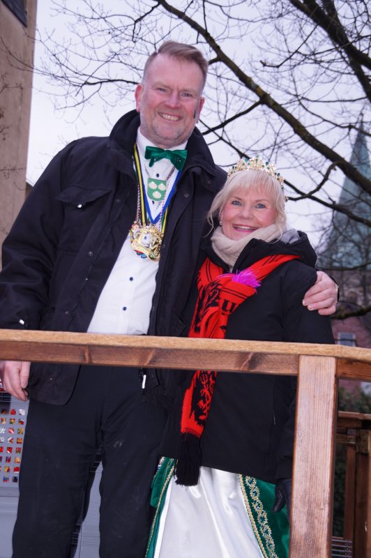 Karnevalsumzug 2026 fotografiert vom Vordach unseres Geschäftes Annette Lampen Juwelier & Augenoptik in Ennigerloh mit der Stadtprinzessin Bianca I. Puvogel, unser Gucci-Model